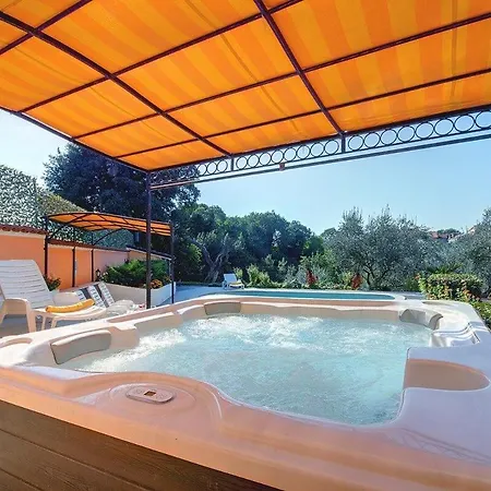 Nicole 아파트 풀라