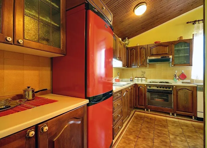 Nicole Apartman *