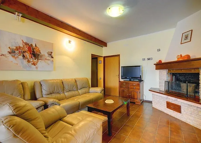 Nicole Apartman *